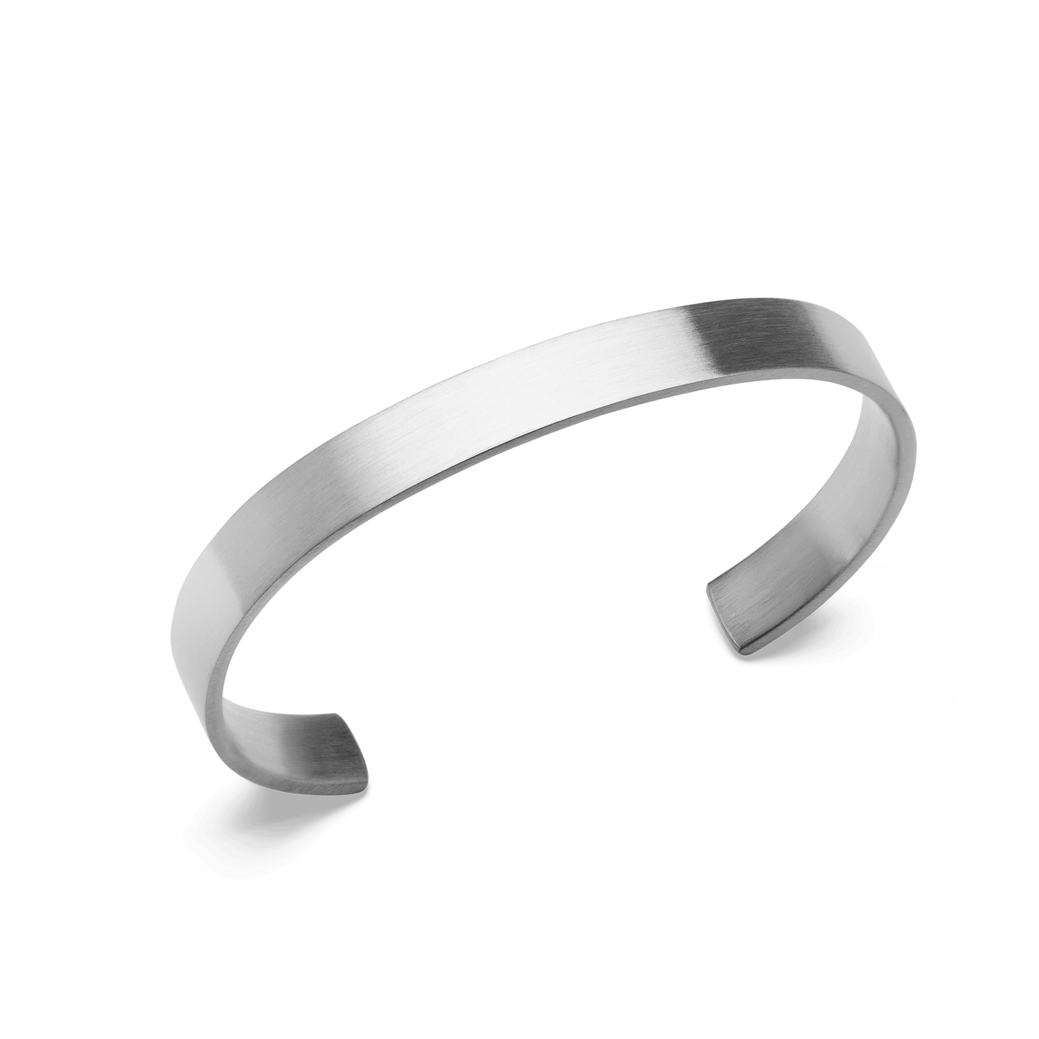 ダニエルウェリントンのLine Cuff Brushed Silverを斜め上から撮影した商品画像。ブラッシュ加工による繊細なヘアライン模様が光を受け、やわらかなマットシルバーの質感を際立たせるオープンカフデザインです。