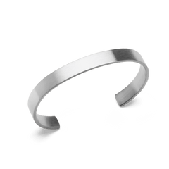 ダニエルウェリントンのLine Cuff Brushed Silverを斜め上から撮影した商品画像。ブラッシュ加工による繊細なヘアライン模様が光を受け、やわらかなマットシルバーの質感を際立たせるオープンカフデザインです。