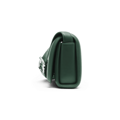 Daniel WellingtonのSadie Bag Green Sをサイドから見た画像です。コンパクトなマチ幅と、フラップ部分に丸みを持たせたシルエットが特徴で、レザーストラップの付け根にはシルバーの金具があしらわれています。
