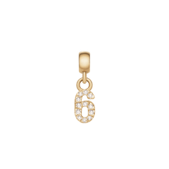 数字の「6」をモチーフにしたCrystal Number Charm Gold。丸みを帯びたフォルム全体にキュービックジルコニアが散りばめられ、ゴールドPVD仕上げのベイルと組み合わせることで上品な輝きを放つパーソナライズチャームです。