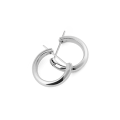 Daniel WellingtonのArch Earrings Silverを重ねて置いた俯瞰写真。12mmのコンパクトなフープが描く曲線と、ポリッシュ仕上げのステンレススチールが放つ光沢、ピン式ポストのディテールがよくわかる一枚です。