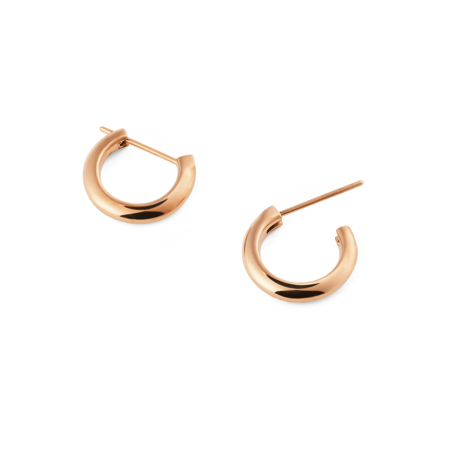 ダニエルウェリントン Arch Earrings Rose Gold 9mmを白背景で撮影した画像です。左側はピンを閉じた状態、右側はピンを開いた装着前の状態で、コンパクトなアーチ型フープの厚みとポリッシュ加工されたローズゴールドの輝きが確認できます。