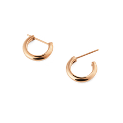 ダニエルウェリントン Arch Earrings Rose Gold 9mmを白背景で撮影した画像です。左側はピンを閉じた状態、右側はピンを開いた装着前の状態で、コンパクトなアーチ型フープの厚みとポリッシュ加工されたローズゴールドの輝きが確認できます。