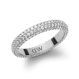 Daniel Wellington Pavé Crystal Ring Silverを斜めから撮影した画像です。バンド全体に3列のクリスタルがパヴェセッティングされ、内側にはDWのロゴが刻印されたシルバーカラーのリングです。