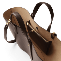 Daniel Wellington River Bag Brownの内部を上から見た画像です。ベージュのスエード調ライニングとゴールドファスナー付きポケットが確認でき、広々とした収納スペースが特徴となっています。