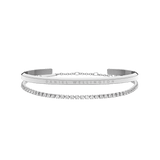 Daniel WellingtonのClassic & Tennis Bracelet Silverセット。ブランド名が刻印されたシルバートーンのカフブレスレットと、クリスタルが一列に連なるテニスブレスレットを重ね付けしたデザインです。