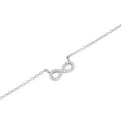 Mirelle Infinity Necklaceのインフィニティモチーフ部分をクローズアップした画像です。ホワイトキュービックジルコニアが曲線に沿って丁寧にセットされ、シルバーの細いチェーンと繋がる繊細なディテールがご覧いただけます。