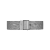 ダニエルウェリントンのSterling Strapシルバーメッシュベルト裏面。ブランドロゴが刻印されたクラスプのディテールと、316Lステンレススチールの均一な編み目が美しい質感をお楽しみいただけます。