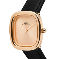 Margot Sheffield Unitone Sunray Rose Goldのダイヤルをクローズアップした画像です。サンレイ仕上げのローズゴールド文字盤から放射状に広がる繊細な輝きや、インデックスのないミニマルなデザイン、ローズゴールドのリューズやケースの丸みを帯びたディテールがご覧いただけます。