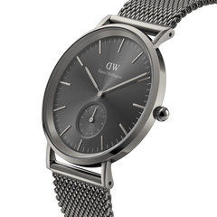 Daniel Wellington Classic Multi-Eye Mesh Graphiteを斜めからクローズアップで撮影した画像です。グラファイトカラーのサンレイダイヤルに放射状の輝きが映え、6時位置にはギョーシェ模様のスモールセコンド、バーインデックスの細部まで確認できます。