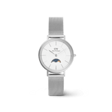 Daniel Wellington Petite Lune Sterlingの正面画像。ホワイトダイヤルにギョーシェ模様と6時位置のムーンフェーズ表示を備えた、32mmのシルバーケースとシルバーメッシュストラップを組み合わせた女性向け腕時計です。