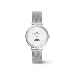 Daniel Wellington Petite Lune Sterlingの正面画像。ホワイトダイヤルにギョーシェ模様と6時位置のムーンフェーズ表示を備えた、32mmのシルバーケースとシルバーメッシュストラップを組み合わせた女性向け腕時計です。