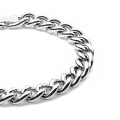 シルバーのChunky Chain Braceletをクローズアップした画像です。ポリッシュ仕上げのステンレススチールが光を反射し、立体的な曲線と重厚な質感が際立つリンクデザインをお楽しみいただけます。