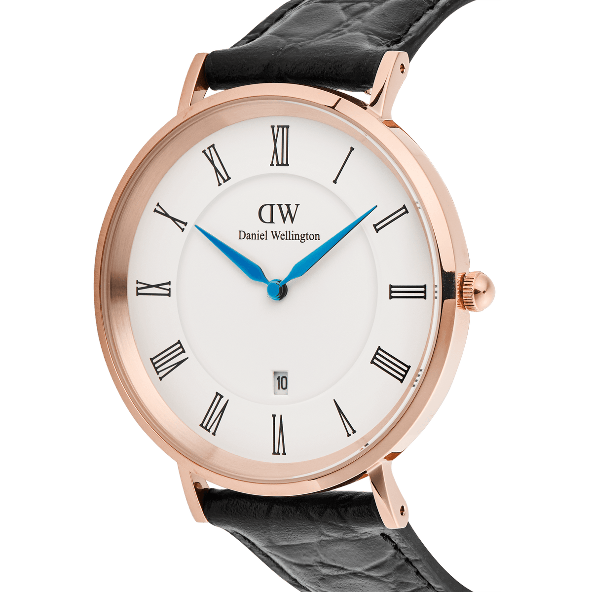 ローズゴールドケースの「Classic Roman Numerals Date Black Croc Belly Rose Gold」を斜めアングルからクローズアップ。ホワイト文字盤に配されたローマ数字とブルースチールの針が鮮やかなコントラストを描き、ケースのポリッシュ仕上げやリューズのディテール、ブラッククロコベリーレザーの型押し模様が際立ちます。
