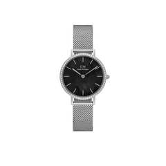 Daniel WellingtonのPetite Lumine Bezel Sterlingは、ブラックマザーオブパールの文字盤とクリスタルをあしらったベゼルが上品なシルバーカラーのレディース腕時計です。シルバーメッシュストラップが付属し、エレガントな印象を演出します。