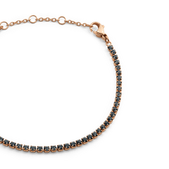 Classic Tennis Bracelet Nightfall Rose Goldのクローズアップ画像です。ダークグレーのプレシオサイトクリスタルが一粒ずつ丁寧に留められたディテールや、ローズゴールドのロブスタークラスプからアジャスターチェーンへと続く美しいラインがご覧いただけます。