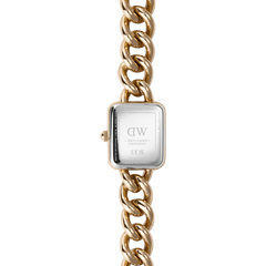 Jolie Chain Rose Goldのケース裏蓋をクローズアップ。シルバーの裏蓋にはDaniel Wellingtonのロゴ、シリアルナンバー、3ATM防水表記、日本製ムーブメントの刻印が施されており、両側にローズゴールドのカーブチェーンが伸びています。