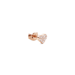Daniel WellingtonのCrystal Heart Studローズゴールドピアスを斜めから撮影したクローズアップ画像です。バタフライキャッチと、クリスタルをあしらったハートモチーフの細部がご覧いただけます。