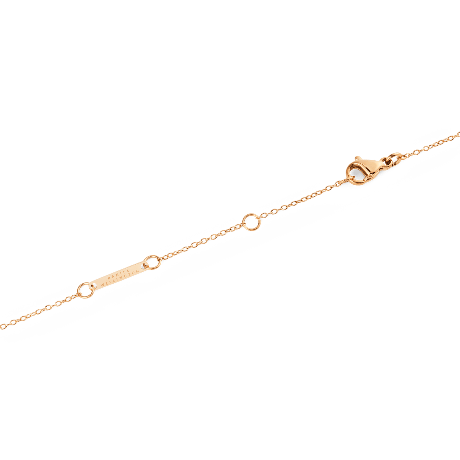 パールネックレス Rose Goldのクラスプ部分をクローズアップ。ロブスタークラスプとアジャスターチェーン、Daniel Wellingtonのブランド刻印が施されたローズゴールドのプレートが確認できます。