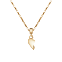 ゴールドのチェーンネックレスにBroken Heart Charm Goldの片方のピースを通した着用イメージです。半分のハートモチーフが胸元で小ぶりなペンダントとして揺れる様子がご覧いただけます。