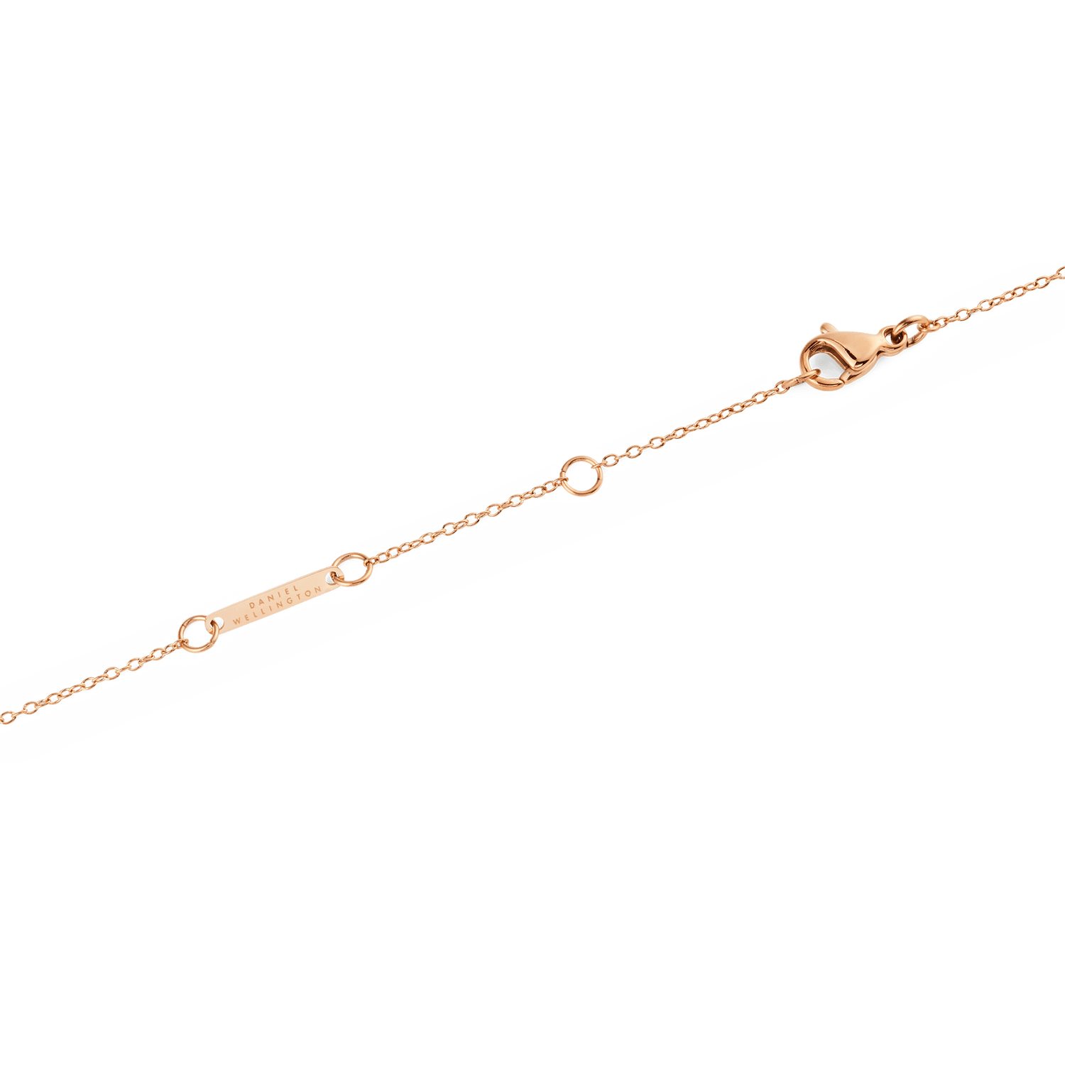 Mirelle Solitaire Necklace Rose Goldの背面ディテールを捉えた画像です。ローズゴールドのチェーンにはDaniel Wellingtonのブランドロゴプレートが刻印されており、ロブスタークラスプと長さ調節用のアジャスターリングも確認できます。