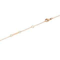 Mirelle Solitaire Necklace Rose Goldの背面ディテールを捉えた画像です。ローズゴールドのチェーンにはDaniel Wellingtonのブランドロゴプレートが刻印されており、ロブスタークラスプと長さ調節用のアジャスターリングも確認できます。