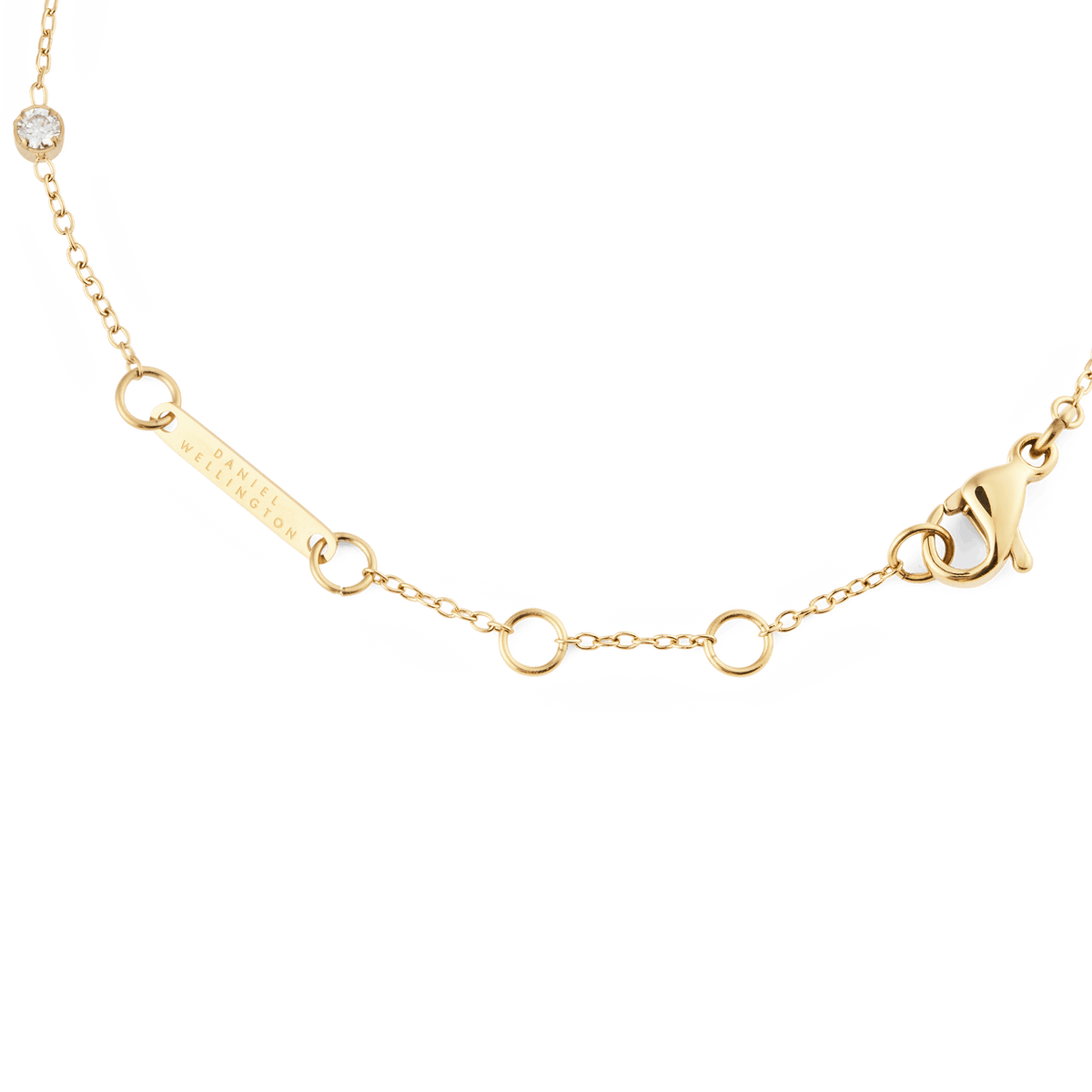 パールブレスレットGoldのクラスプ部分を拡大した写真です。Daniel Wellingtonのブランド名が刻印されたゴールドプレートと、サイズ調整用のアジャスターリング、そしてロブスタークラスプが確認できます。