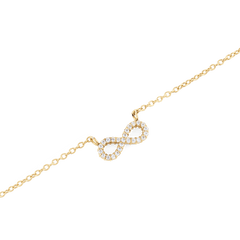 Mirelle Infinity Necklaceのインフィニティモチーフ部分をクローズアップ。ゴールドの曲線に沿って、ホワイトキュービックジルコニアが一粒ずつ丁寧にセッティングされています。細やかなチェーンとのつながりも美しく、繊細なディテールが際立ちます。