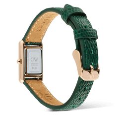 Bound Mini Green Lizard Rose Goldの裏面を捉えた画像です。ケースバックの刻印やシリアルナンバー、ナチュラルレザーの裏地に施された白いステッチ、そしてローズゴールドのピンバックルに刻まれたDWロゴが確認できます。