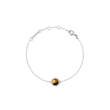 Daniel Wellington Audrey Bracelet Tiger Eye Silverは、琥珀色の美しい縞模様が特徴のドーム型タイガーアイをキュービックジルコニアで囲んだシルバーチェーンブレスレットです。サイズ調節リングとロブスタークラスプを備えています。