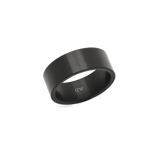 Daniel Wellington Line Ring Brushed Graphite 8mmの単体商品画像です。グラファイトカラーのフラットバンドリングにブラッシュド加工を施し、内側にはロゴが刻印されています。