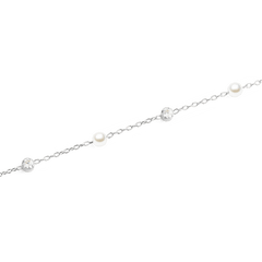 パールブレスレット Silverのチェーン部分をクローズアップした画像です。ポリッシュ仕上げのシルバーチェーンに、ホワイトパールとキュービックジルコニアが等間隔で交互に配置され、それぞれの質感が生み出す輝きが際立ちます。