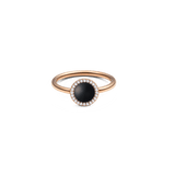 Daniel Wellington Audrey Ring Black Agatheは、ローズゴールドのリングです。ドーム型の黒メノウを中央に配し、ホワイトキュービックジルコニアのハローセッティングが石を繊細に縁取る、細身のデザインが特徴です。