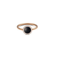 Daniel Wellington Audrey Ring Black Agatheは、ローズゴールドのリングです。ドーム型の黒メノウを中央に配し、ホワイトキュービックジルコニアのハローセッティングが石を繊細に縁取る、細身のデザインが特徴です。