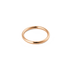 Daniel Wellington Arch Ring Rose Gold 2.5mmを白背景で正面やや上から撮影した画像です。シンプルで丸みのあるフォルムと、光沢感のあるローズゴールドの表面が際立つミニマルデザインとなっています。