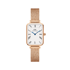 Daniel Wellington Quadro Roman Numerals Melroseの正面画像です。ローズゴールドのレクタンギュラーケースにホワイト文字盤、ローマ数字のインデックス、ブルースチールの針をあしらい、ローズゴールドのメッシュストラップを組み合わせた女性向け腕時計です。