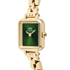 Quadro Mini Arch Emerald Sunray Goldのクローズアップ画像です。ゴールドのスクエアケースに収められたエメラルドグリーンのサンレイダイヤルは、放射状の輝きを放ち、インデックスのない文字盤にゴールドの針とブランドロゴが上品に配されています。リューズの丸みやアーチ型リンクの質感もご確認いただけます。