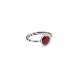 ダニエルウェリントン Audrey Ring Red Agathe Silverを斜め上から捉えた画像です。細身のシルバーバンドにふっくらとしたドーム型の赤メノウが映え、周囲を囲むキュービックジルコニアの繊細な輝きが白い背景に柔らかな影を落としています。