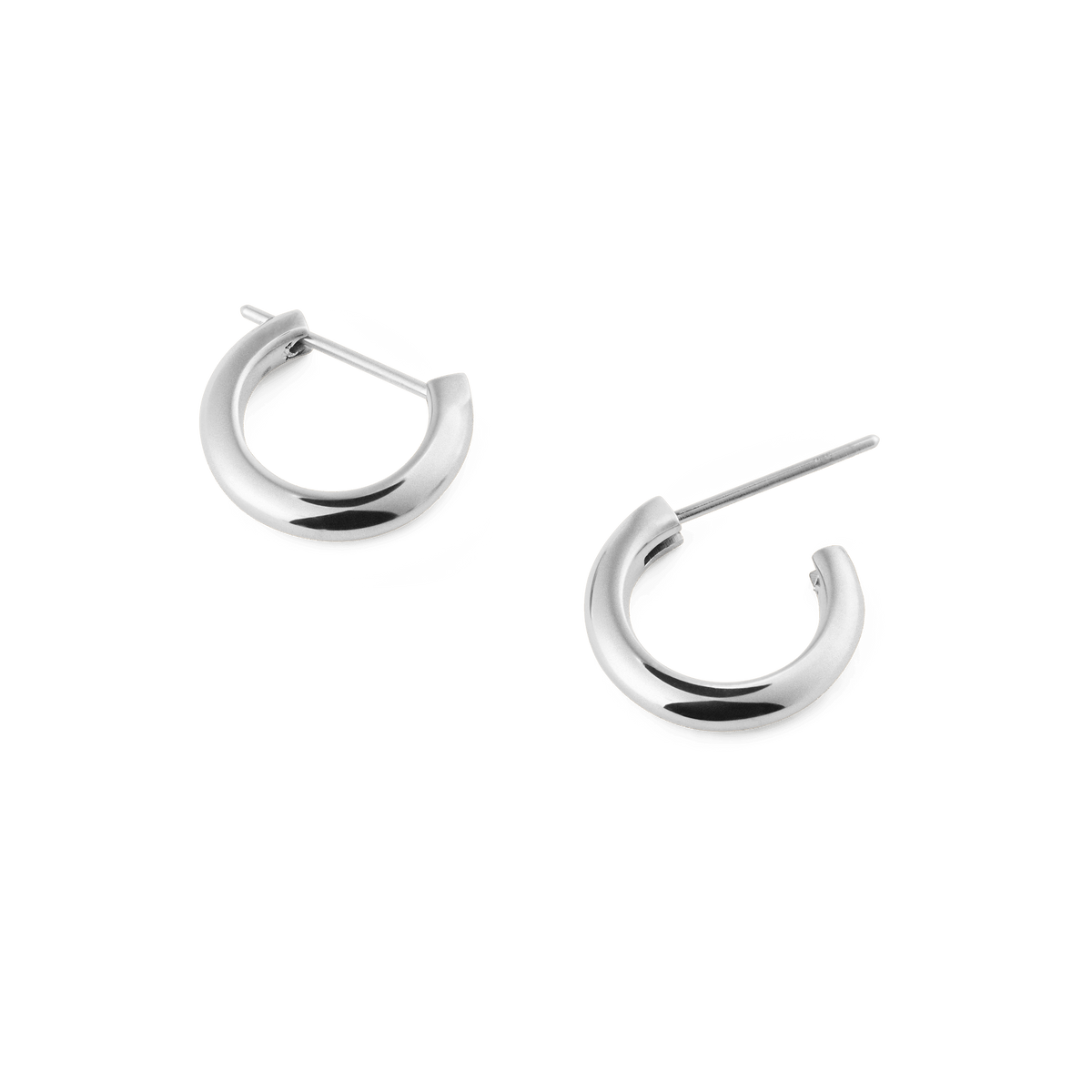 ダニエルウェリントン Arch Earrings Silver 9mmを広げた状態で並べた商品画像です。ピンクのクロージャーが施されたポスト部分と、ポリッシュ加工のシルバーで仕上げた丸みのあるフープ本体の厚みや質感がわかります。小ぶりながらも立体感のあるフォルムが際立つデザインです。