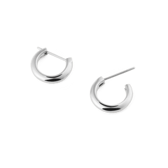 ダニエルウェリントン Arch Earrings Silver 9mmを広げた状態で並べた商品画像です。ピンクのクロージャーが施されたポスト部分と、ポリッシュ加工のシルバーで仕上げた丸みのあるフープ本体の厚みや質感がわかります。小ぶりながらも立体感のあるフォルムが際立つデザインです。