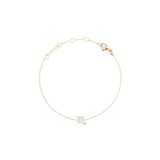 白背景に「Crystal Zodiac Chain Bracelet Gold」の蠣座（さそり座）モデルを広げた様子です。細身のゴールドチェーンの下部には、クリスタルで表現された蠣座のシンボルがあしらわれ、上部にはロブスタークラスプとアジャスターリング、ブランド刻印入りのプレートが確認できます。