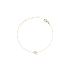 白背景に「Crystal Zodiac Chain Bracelet Gold」の蠣座（さそり座）モデルを広げた様子です。細身のゴールドチェーンの下部には、クリスタルで表現された蠣座のシンボルがあしらわれ、上部にはロブスタークラスプとアジャスターリング、ブランド刻印入りのプレートが確認できます。