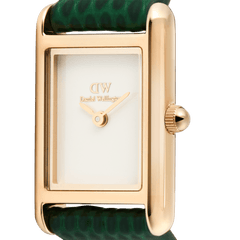 Bound Mini Green Lizard Rose Goldの文字盤とケースをクローズアップした画像です。インデックスのない白い文字盤にローズゴールドの二針が映え、段差のあるレクタンギュラーケースの立体感とリューズのディテールが際立ちます。