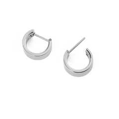Daniel Wellington Line Earring Polished Silverのペア全体像です。白い背景に小ぶりなシルバーフープピアスが並び、左側は留め具を閉じた状態、右側はピンを開いた装着前の状態を表しています。