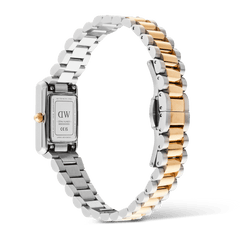 Bound Mini 3-Link Two Tone Rose Goldを裏蓋側から撮影した画像です。ステンレススチール製のケース裏面にはシリアルナンバーや3ATM防水の刻印が施され、側面にはローズゴールドのリューズが見えます。シルバーとローズゴールドが交互に連なる3連リンクブレスレットが、美しい輪を描いています。