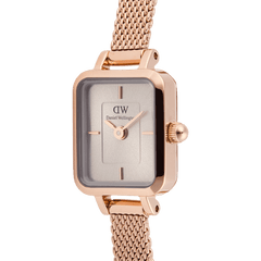 Quadro Mini Melrose Sunray Rose Gold Liningの文字盤とケースをクローズアップした画像です。ローズゴールドのスクエアケースは、角の仕上げやリューズの丸みを帯びたディテールが特徴的。シルバーサンレイ文字盤には4つのインデックスとローズゴールドの針が配されています。