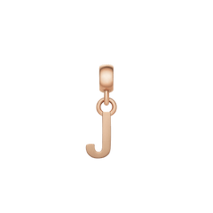 白い背景に映えるDaniel WellingtonのLetter Charm Rose Gold「J」。下部に緩やかなカーブを描くフォルムと、ローズゴールドの柔らかな色合いが調和したデザインです。ベイルとリングを通してチェーンに取り付けられます。
