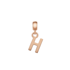 アルファベット「H」をモチーフにしたDaniel WellingtonのLetter Charm Rose Gold。丁寧に磨き上げられたローズゴールドの表面は、上品な光沢を放ちます。丸みを帯びたベイル部分はリングで繋がれたデザインです。