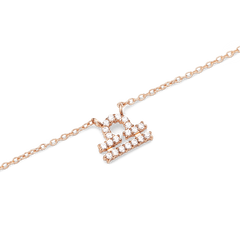 クリスタルZodiac Chain Necklace Rose Goldのてんびん座モデルをクローズアップした写真です。ローズゴールドのチェーンに吊り下げられたてんびん座のシンボルペンダントには、クリスタルが一粒ずつ丁寧にセットされています。