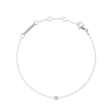 Daniel Wellington Mirelle Solitaire Bracelet Silverの全体像。細身のシルバーチェーンの中央に、4本爪セッティングの一粒キュービックジルコニアが輝くデザインです。ロブスタークラスプとブランドプレートも確認できます。